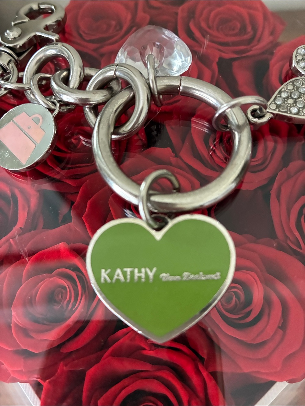 Kathy Van Zeeland Silver Fleur-de-Lis Rhinestone Charm / Keychain Green Heart - Picture 4 of 9